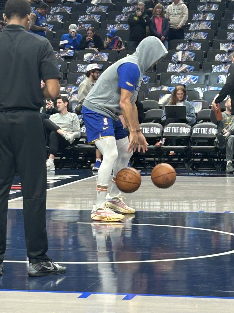 致敬！库里训练中上脚安踏欧文3代“中国新年”配色球鞋