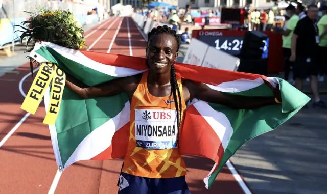 乐鱼官网-“双性人”尼扬萨巴首破世界纪录 生理优势仍有争议